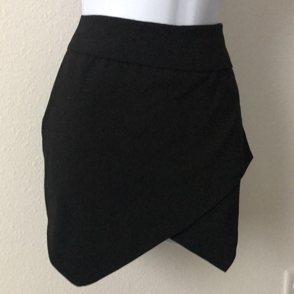 Black envelope skirt/short